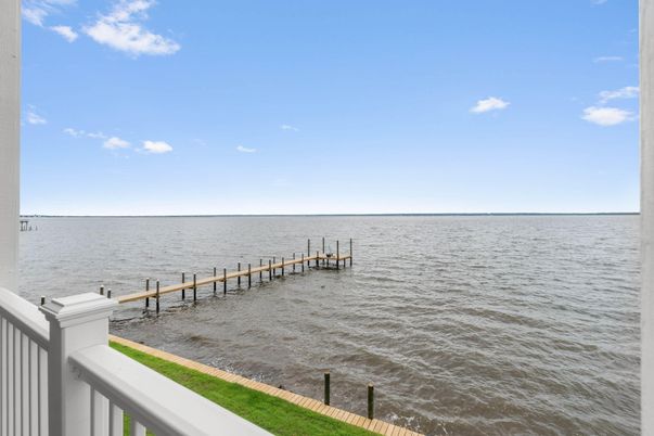 Exterior, Lake