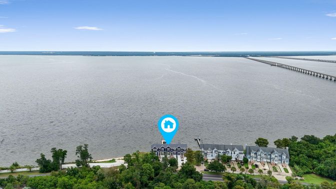 Exterior, Lake