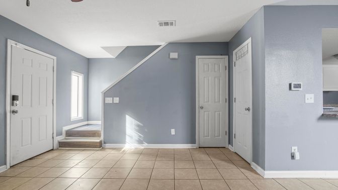 Empty room, Interior