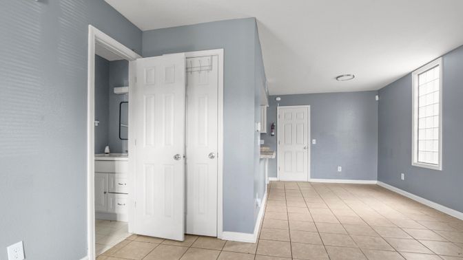Empty room, Interior