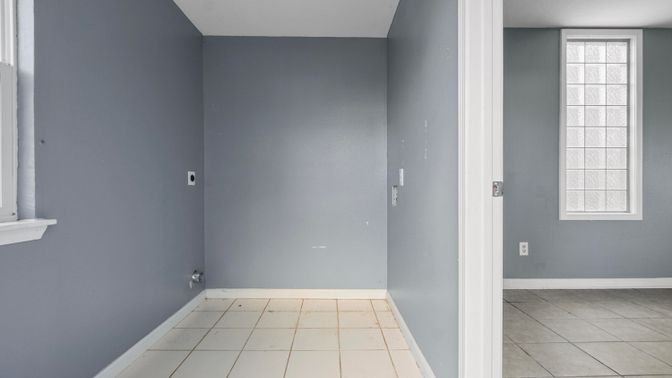 Empty room, Interior