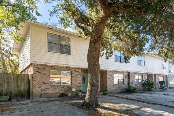 Exterior, Facade, Brick Facade, Rowhouse