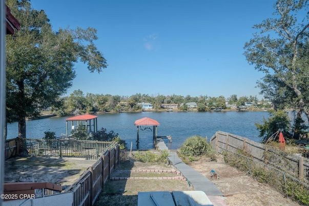 Exterior, Lake