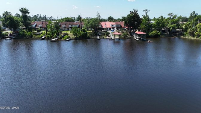 Exterior, Lake