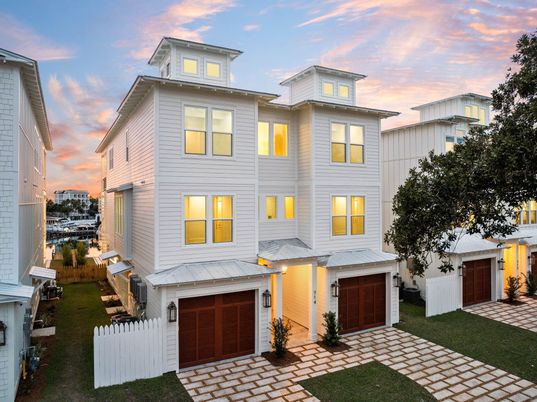 Attached, Exterior, Facade, American Foursquare