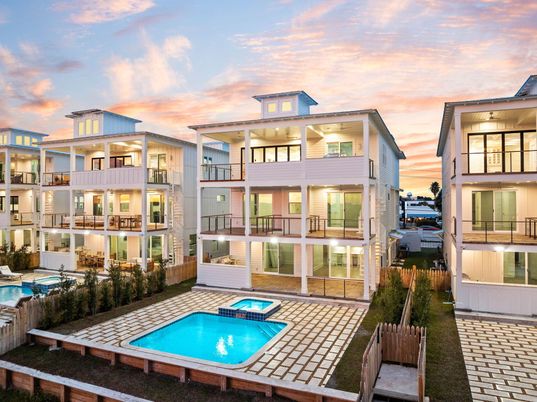 Exterior, Facade, Pool, Modern