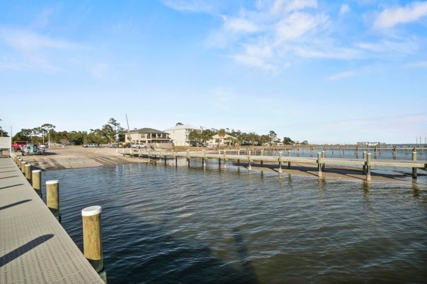 Exterior, Lake