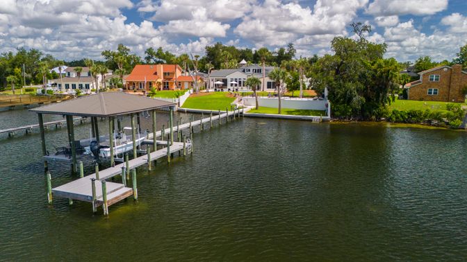 Exterior, Lake