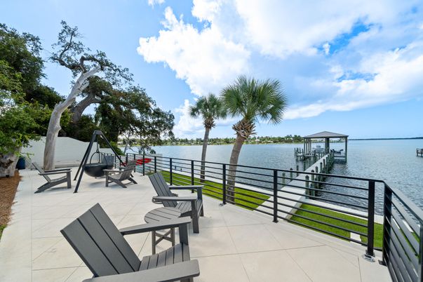 Exterior, Lake
