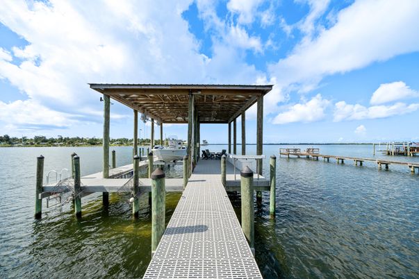 Exterior, Lake