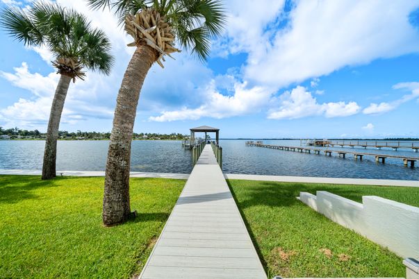 Exterior, Lake