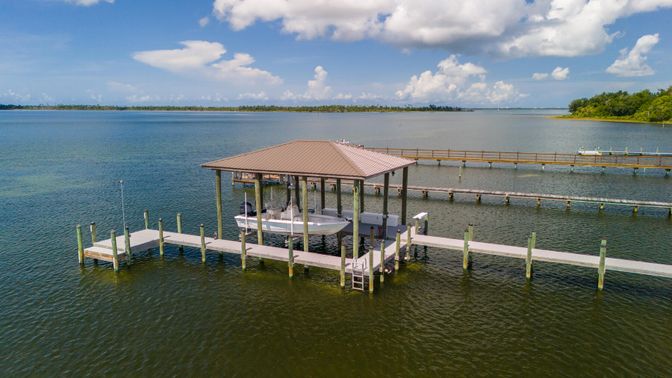 Exterior, Lake