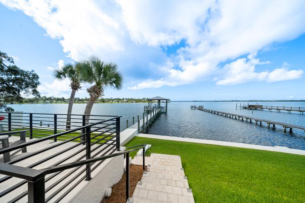 Exterior, Lake