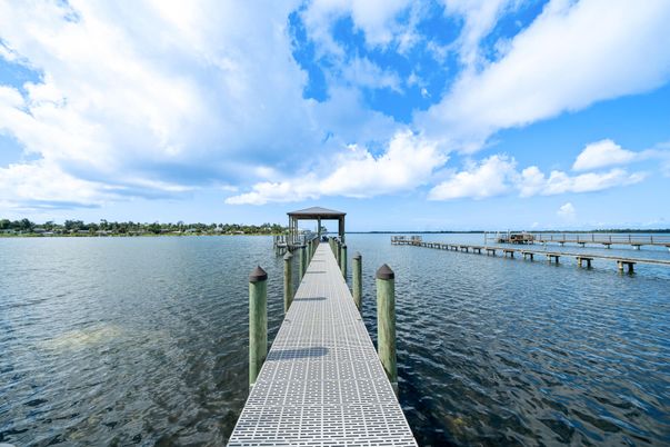 Exterior, Lake