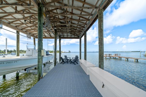 Exterior, Lake
