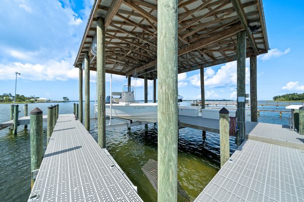 Exterior, Lake