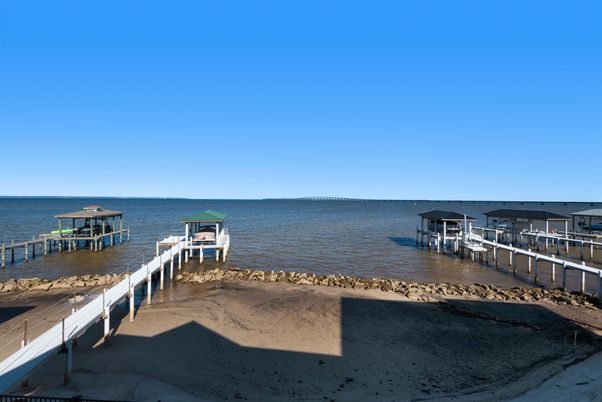 Exterior, Lake