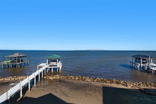 Exterior, Lake