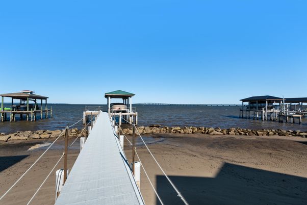 Exterior, Lake