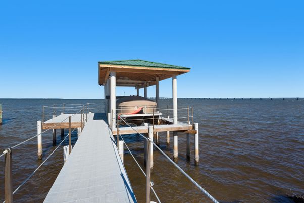 Exterior, Lake