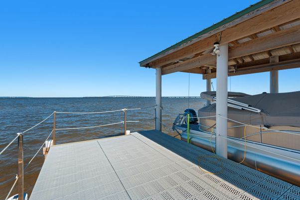 Exterior, Lake