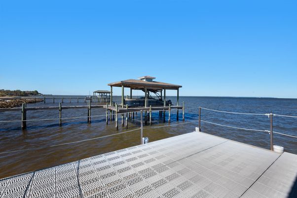 Exterior, Lake