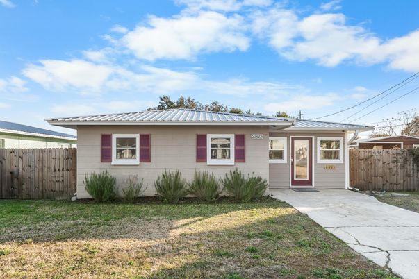 Exterior, Facade, Ranch