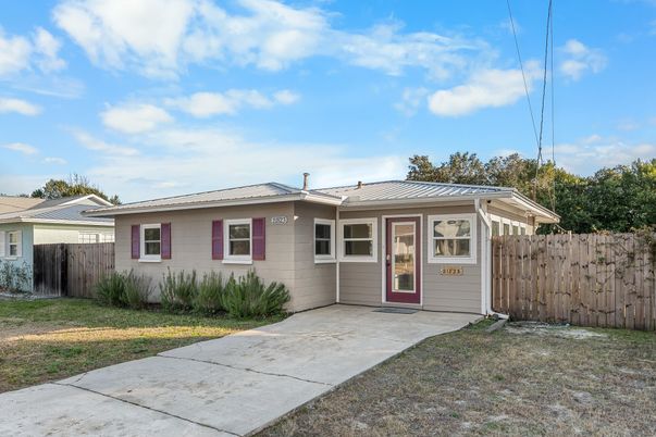 Exterior, Facade, Ranch