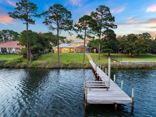 Exterior, Lake