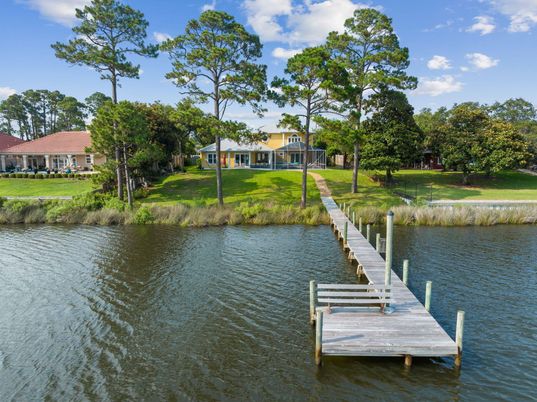 Exterior, Lake