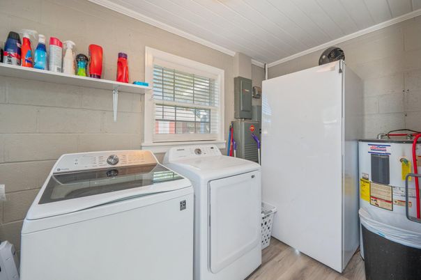 Interior, Utility Closets, Washer, Wood Texture Flooring