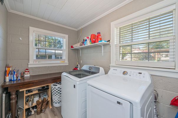 Interior, Washer, Wood Texture Flooring
