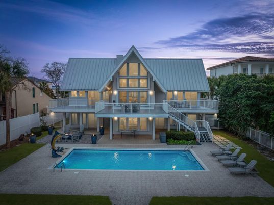 Exterior, Facade, Pool, Farmhouse