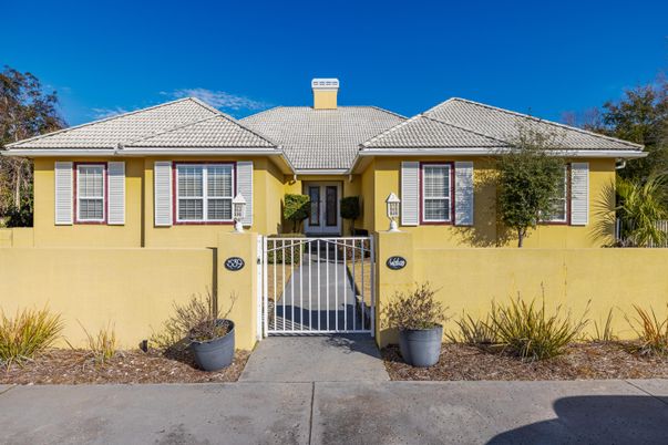 Exterior, Facade, Ranch