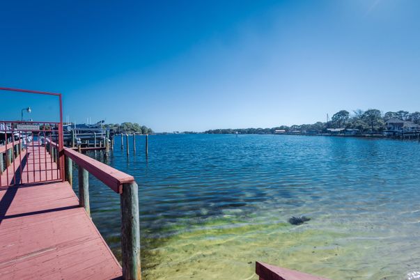 Exterior, Lake