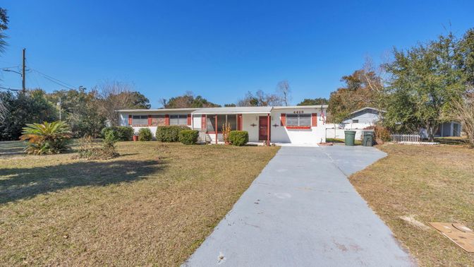 Backyard, Exterior, Facade, Ranch