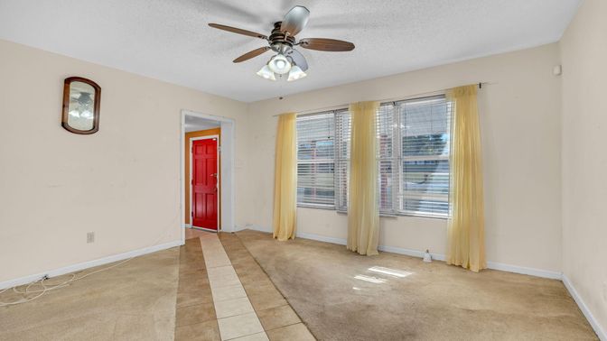Empty room, Interior