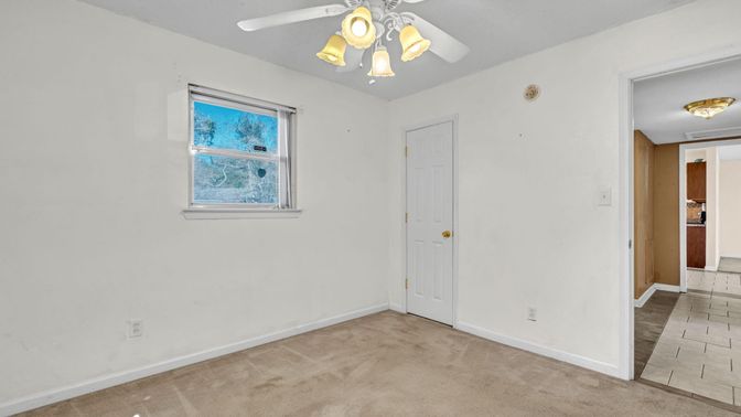 Empty room, Interior