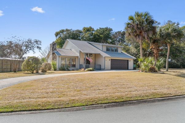 Attached, Exterior, Facade, Ranch