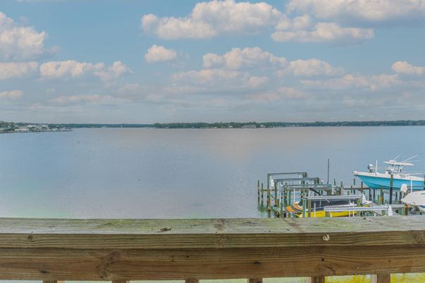 Exterior, Lake
