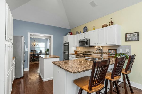 Chandelier, Dining room, Interior, Kitchen, Stainless Steel Appliances, Wood Texture Flooring