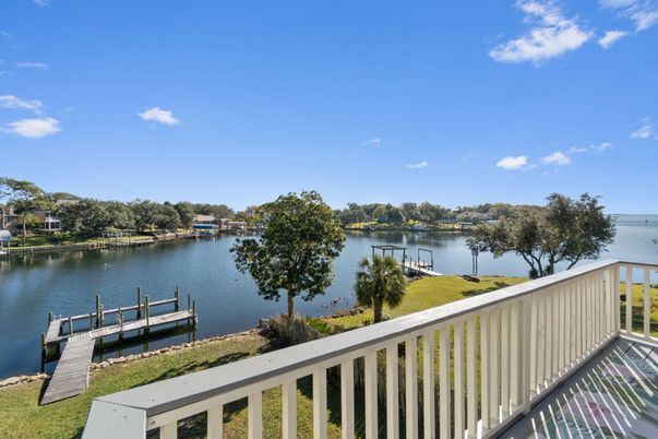 Exterior, Lake