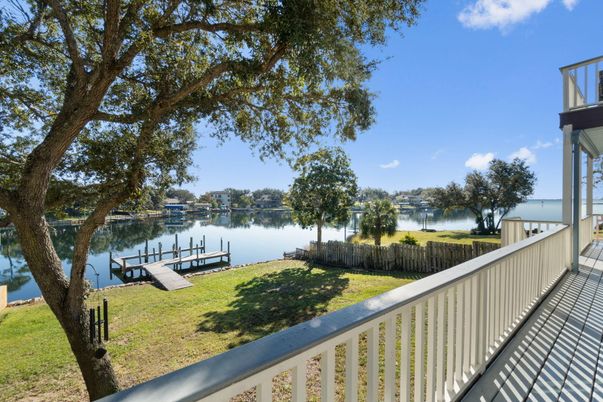 Exterior, Lake