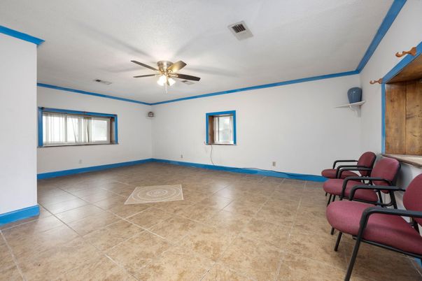 Empty room, Interior
