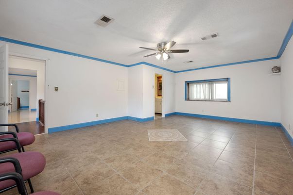 Empty room, Interior