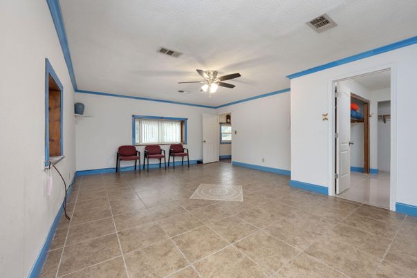 Empty room, Interior