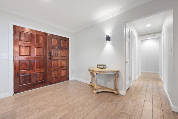 Interior, Recessed Lighting, Wood Texture Flooring