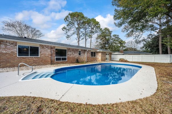 Exterior, Pool