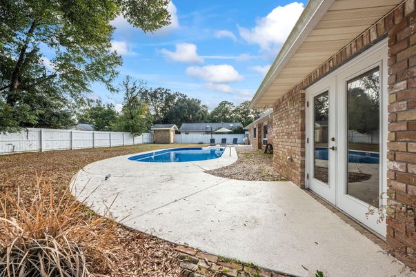 Exterior, Pool