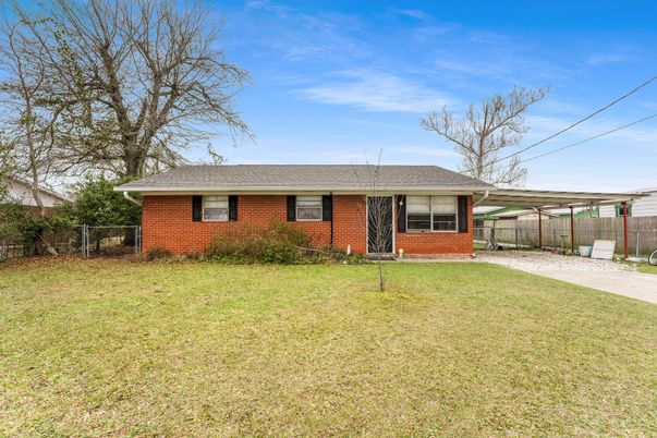 Backyard, Exterior, Facade, Brick Facade, Ranch